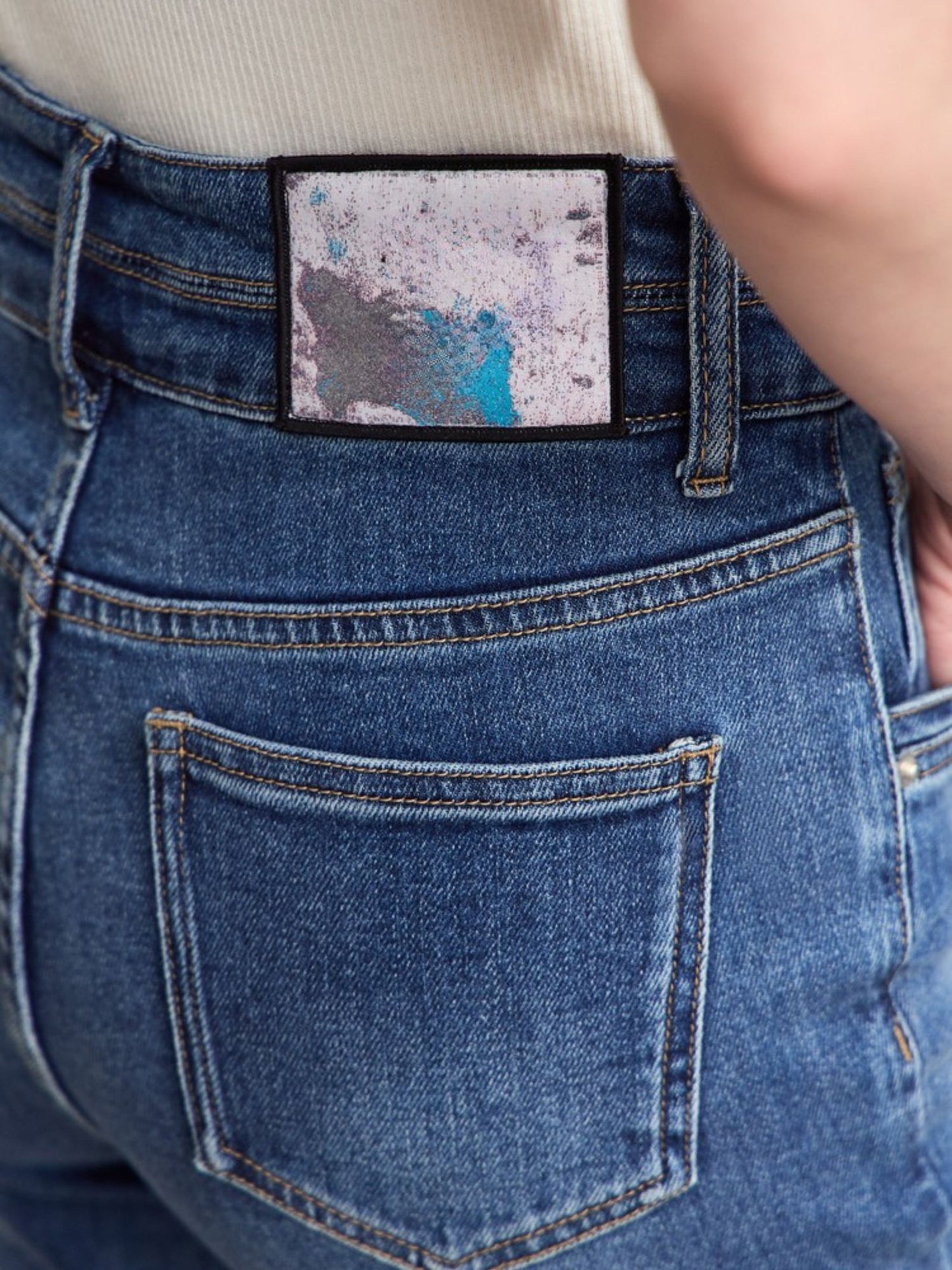 Blå jeans med flare-effekt og synlige syninger i sømmen.
