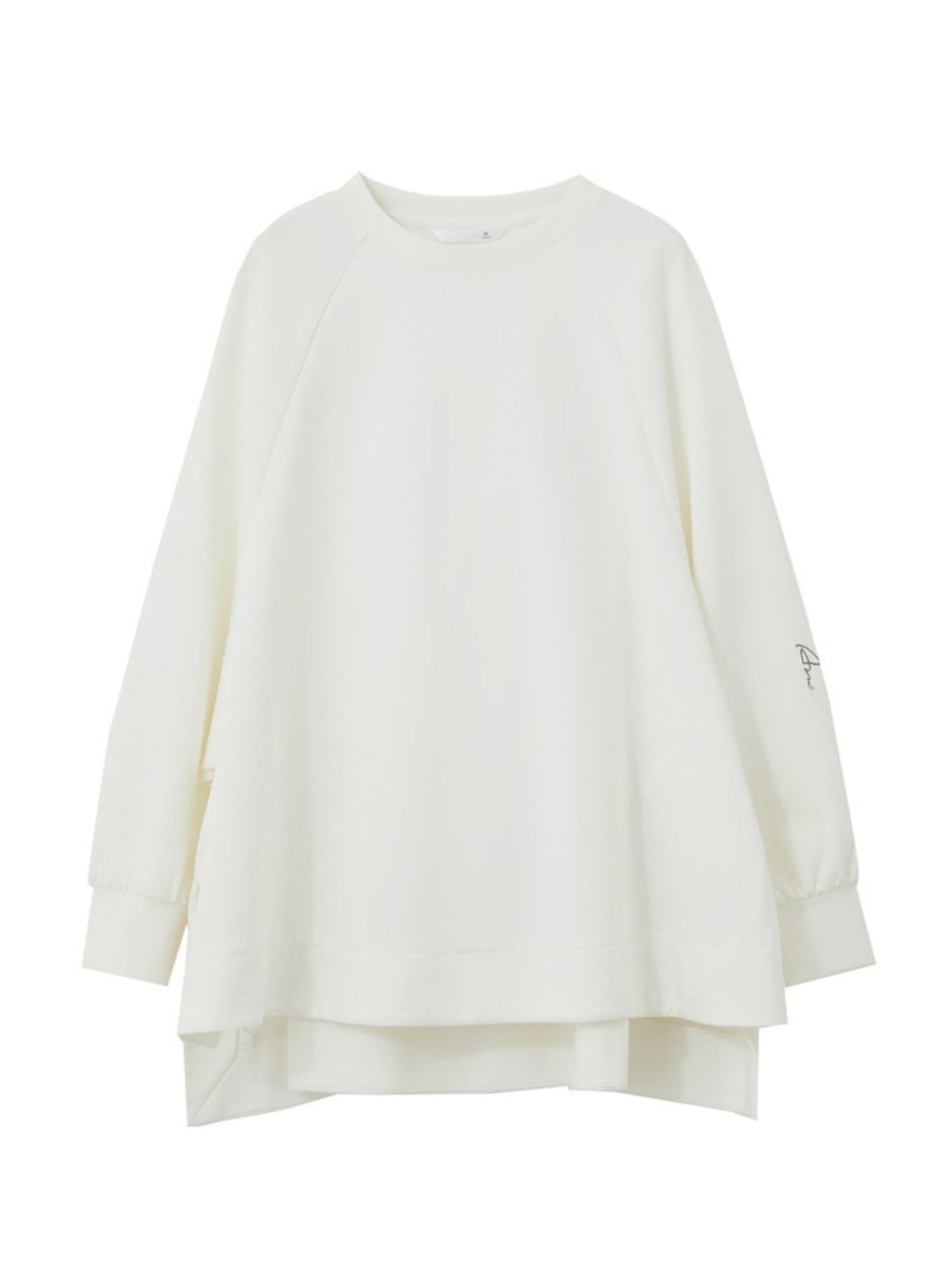 Hvid oversized sweatshirt lagt fladt med rund hals og lange ærmer.