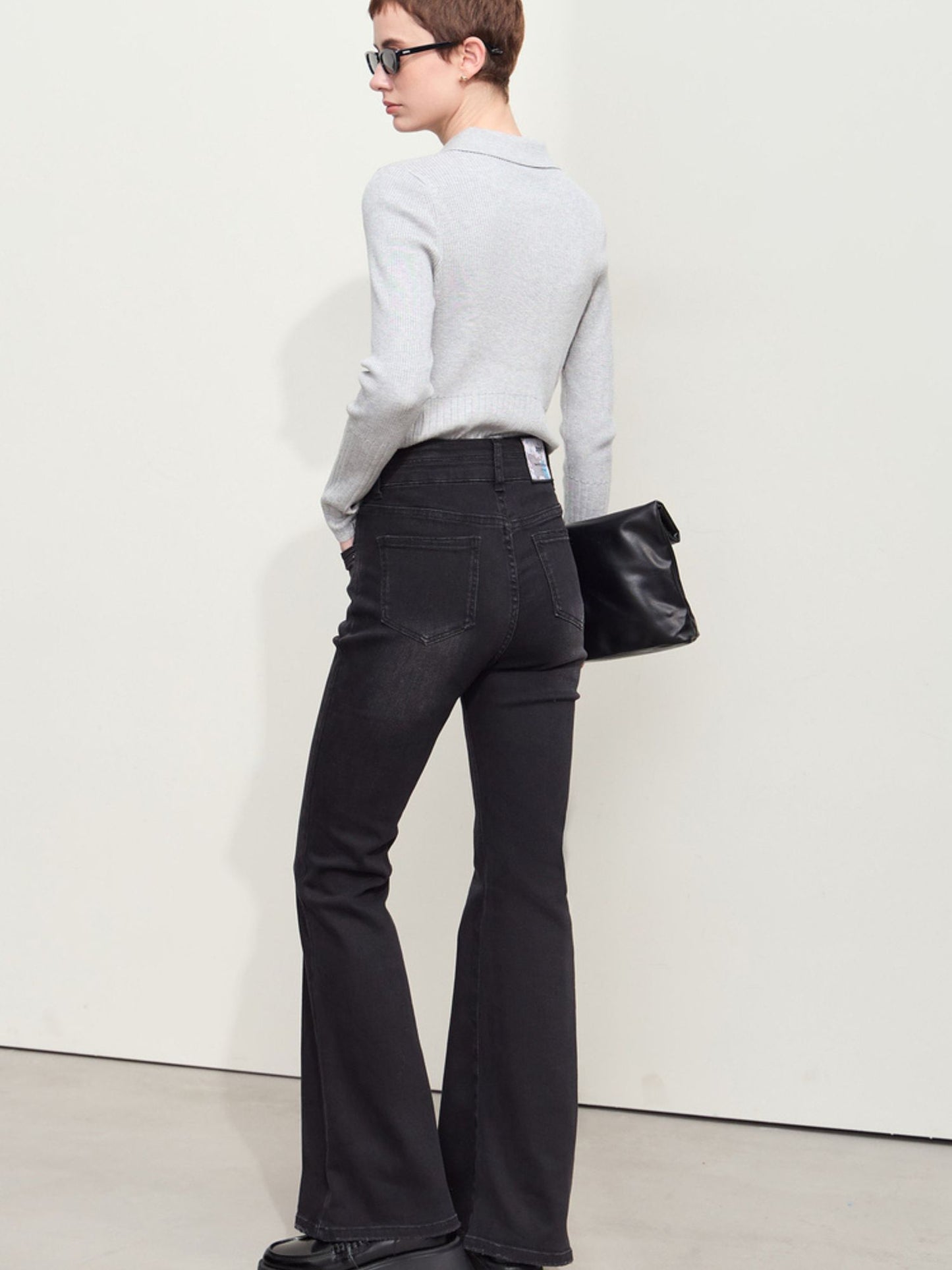 Nærbillede af baglomme på blå jeans med mærkelabel.