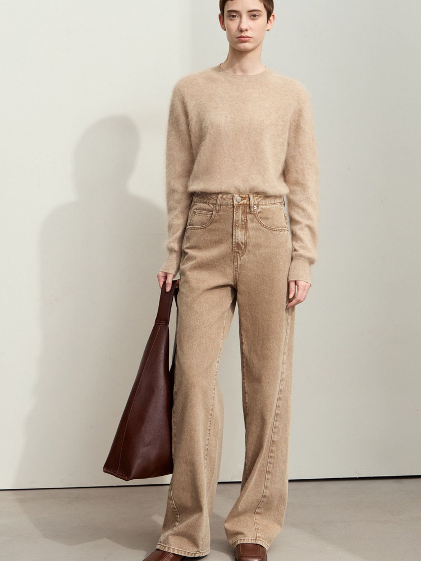 Frontvisning af beige fløjlsbukser stylet med beige top.