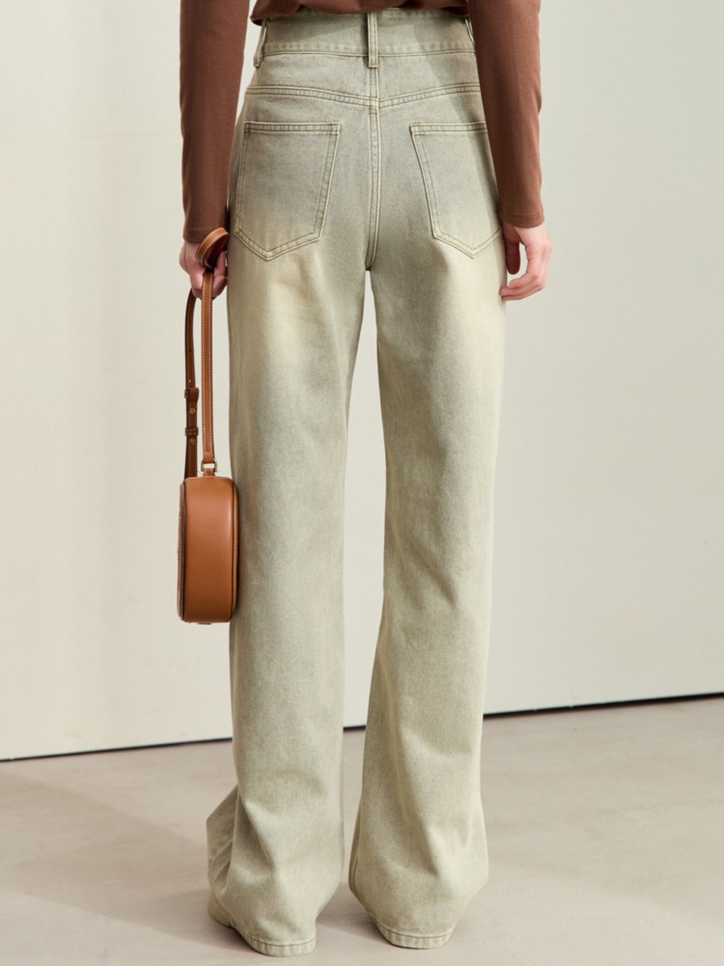 Nærbillede af forlommer og struktur i stoffet på jeans.