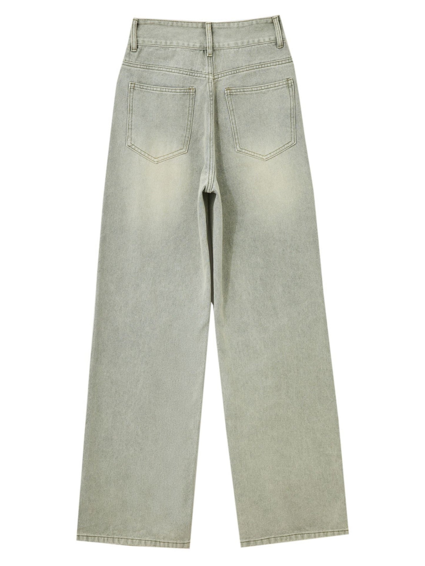Jeans lagt fladt på mørk baggrund, set forfra.