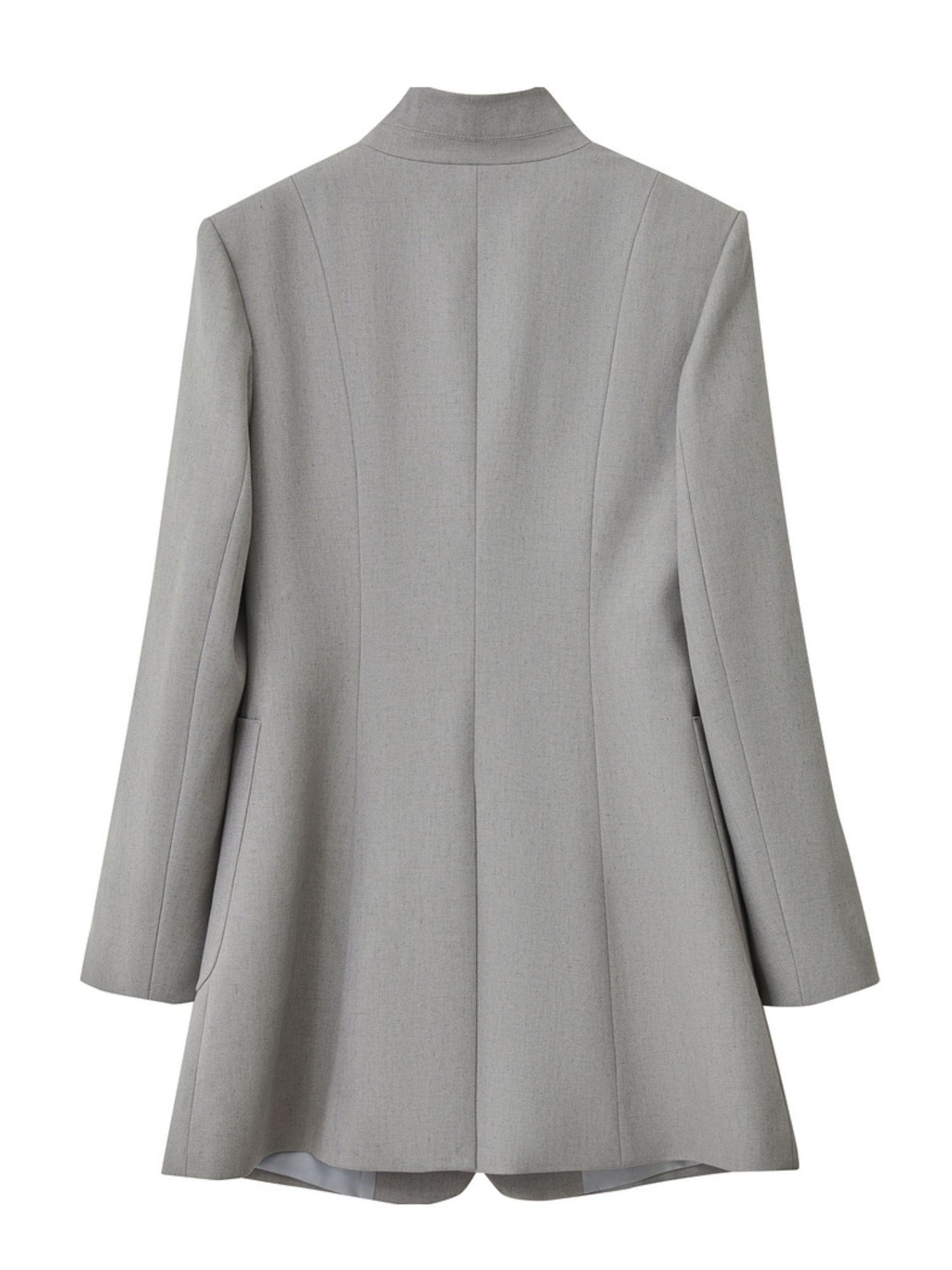 Bagvisning af blazer med let vidde og markeret talje.