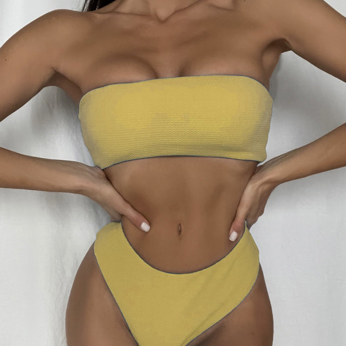Damen Bandeau-Bikini mit hohem Beinausschnitt W&W