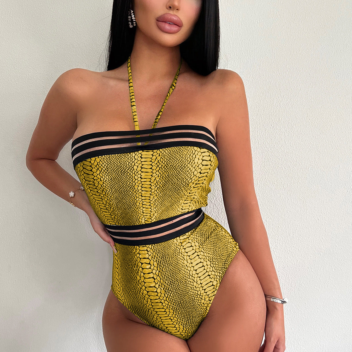 Damen Bandeau-Badeanzug mit schimmerndem Schlangenmotiv und raffinierten Cut-Outs W&W