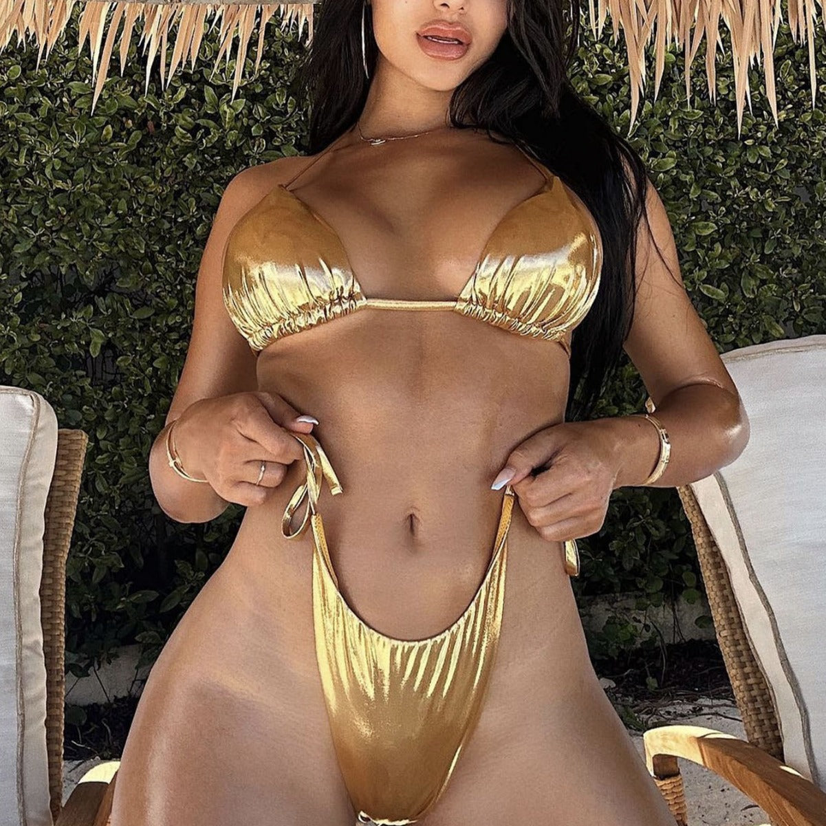 Damen glänzendes Triangel-Bikini-Set mit einstellbaren Trägern und hohen Seitenschnitten W&W
