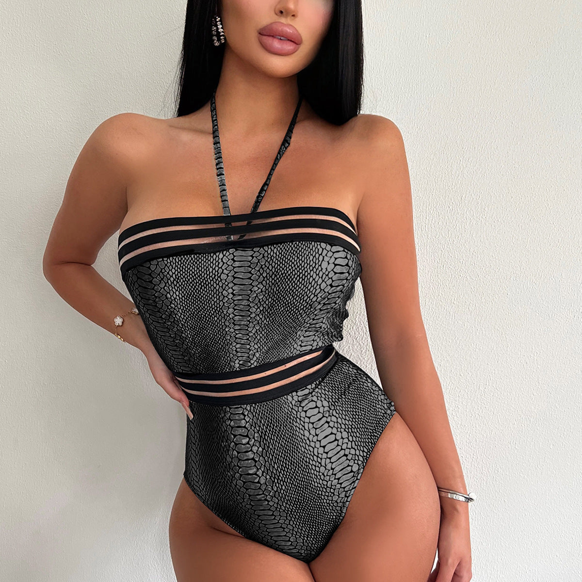 Damen Bandeau-Badeanzug mit schimmerndem Schlangenmotiv und raffinierten Cut-Outs W&W