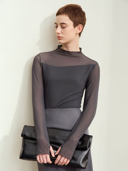 Bagfra visning af brun bluse med tætsiddende pasform og høj hals.