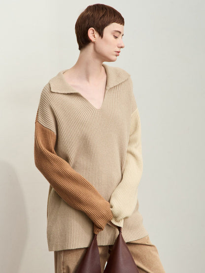 Løs grøn striktrøje set bagfra, båret over sort nederdel.