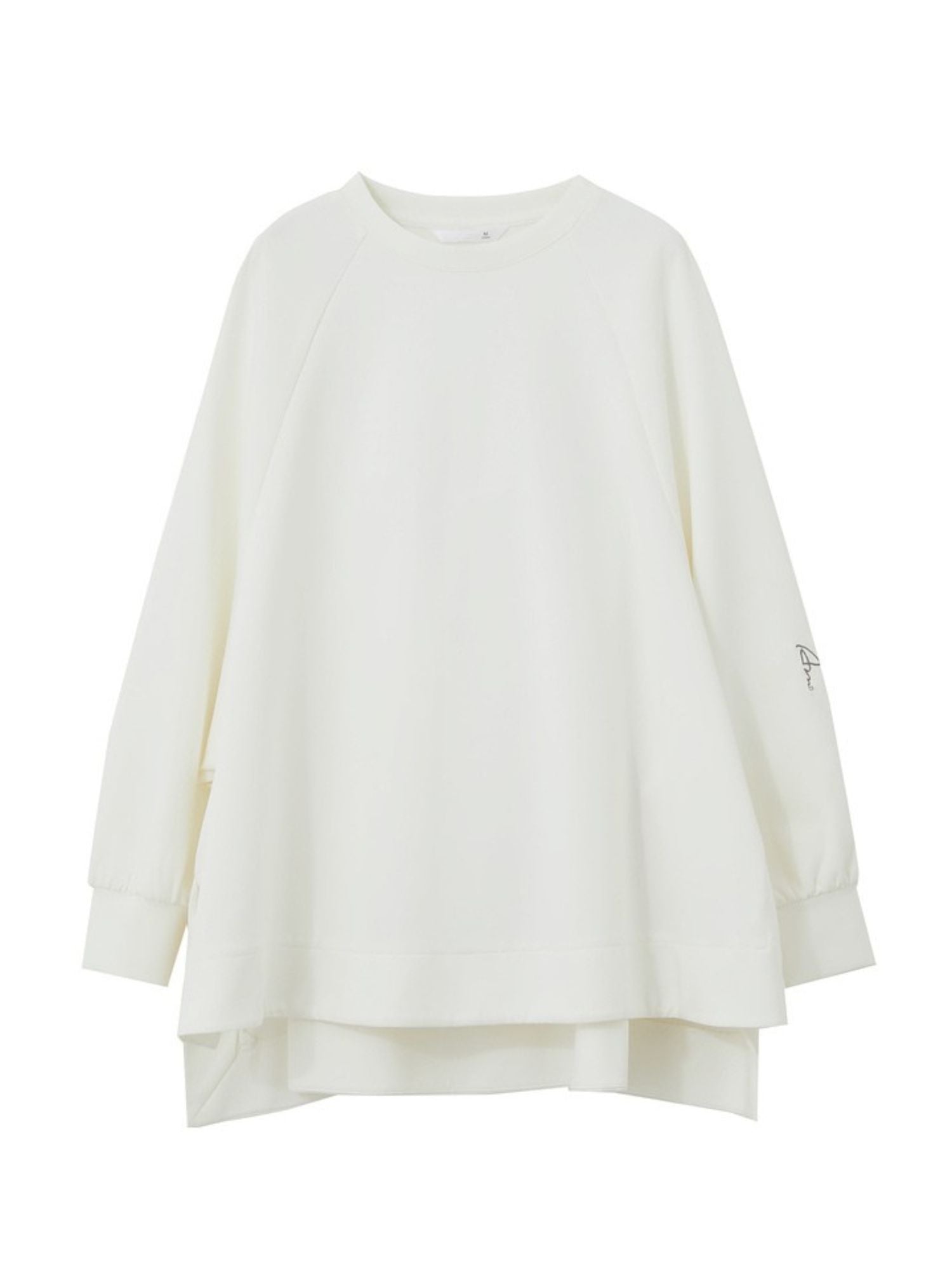 Hvid oversized sweatshirt lagt fladt med rund hals og lange ærmer.