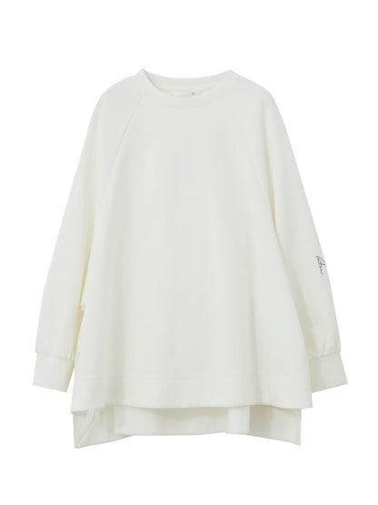 Hvid oversized sweatshirt lagt fladt med rund hals og lange ærmer.