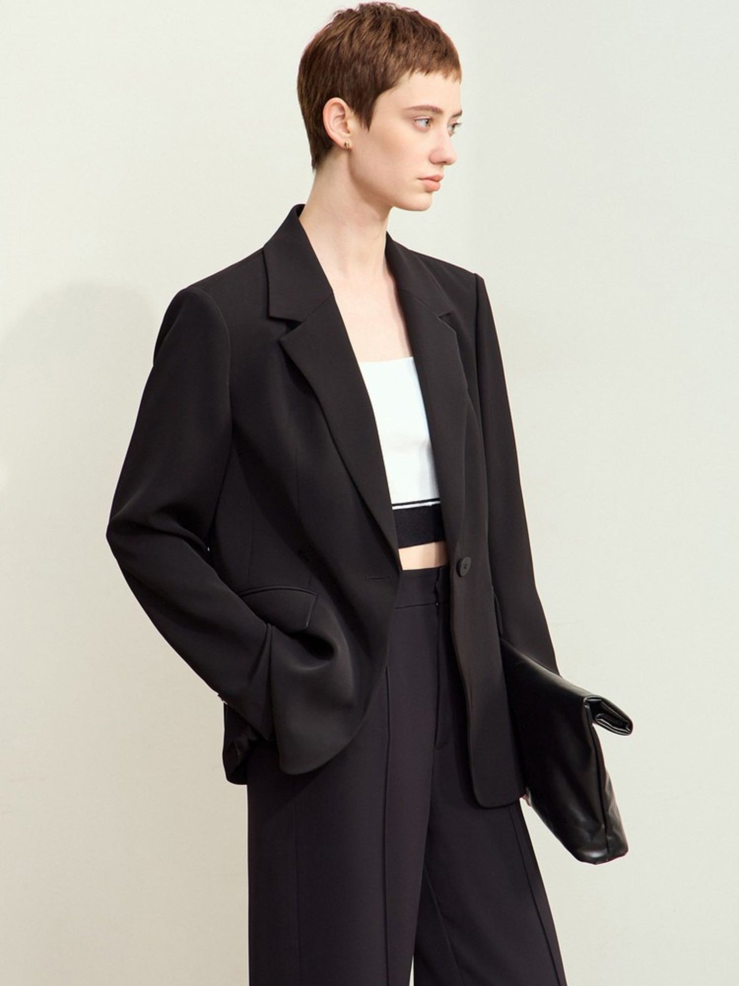 Produktbillede af beige blazer med klassiske detaljer, frontvisning.