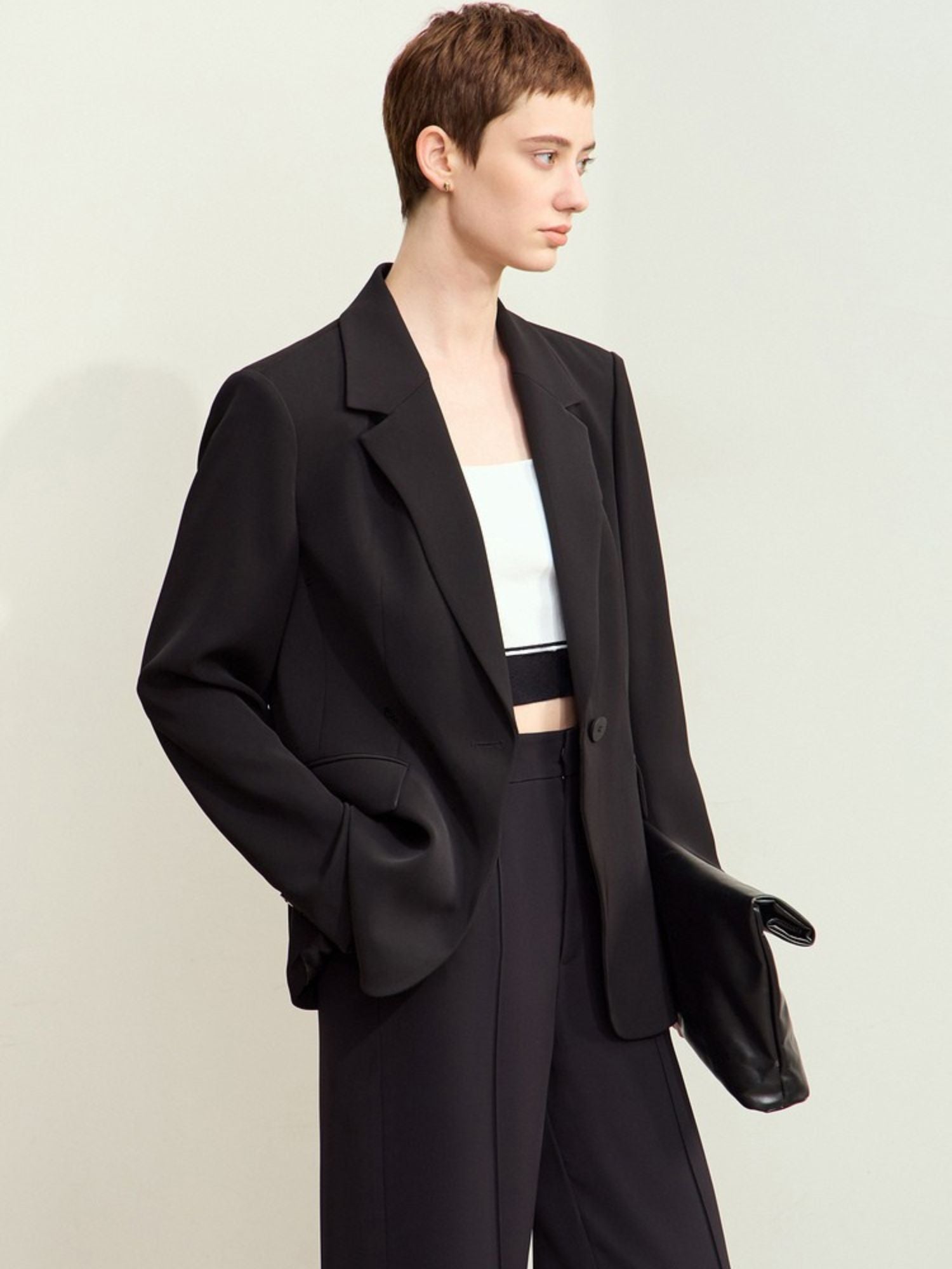 Produktbillede af beige blazer med klassiske detaljer, frontvisning.