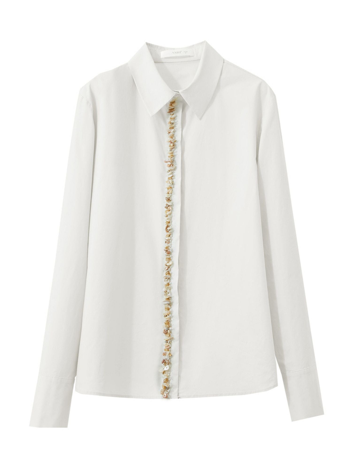 Hvid skjorte lagt fladt, viser perleknapper og klassisk krave.