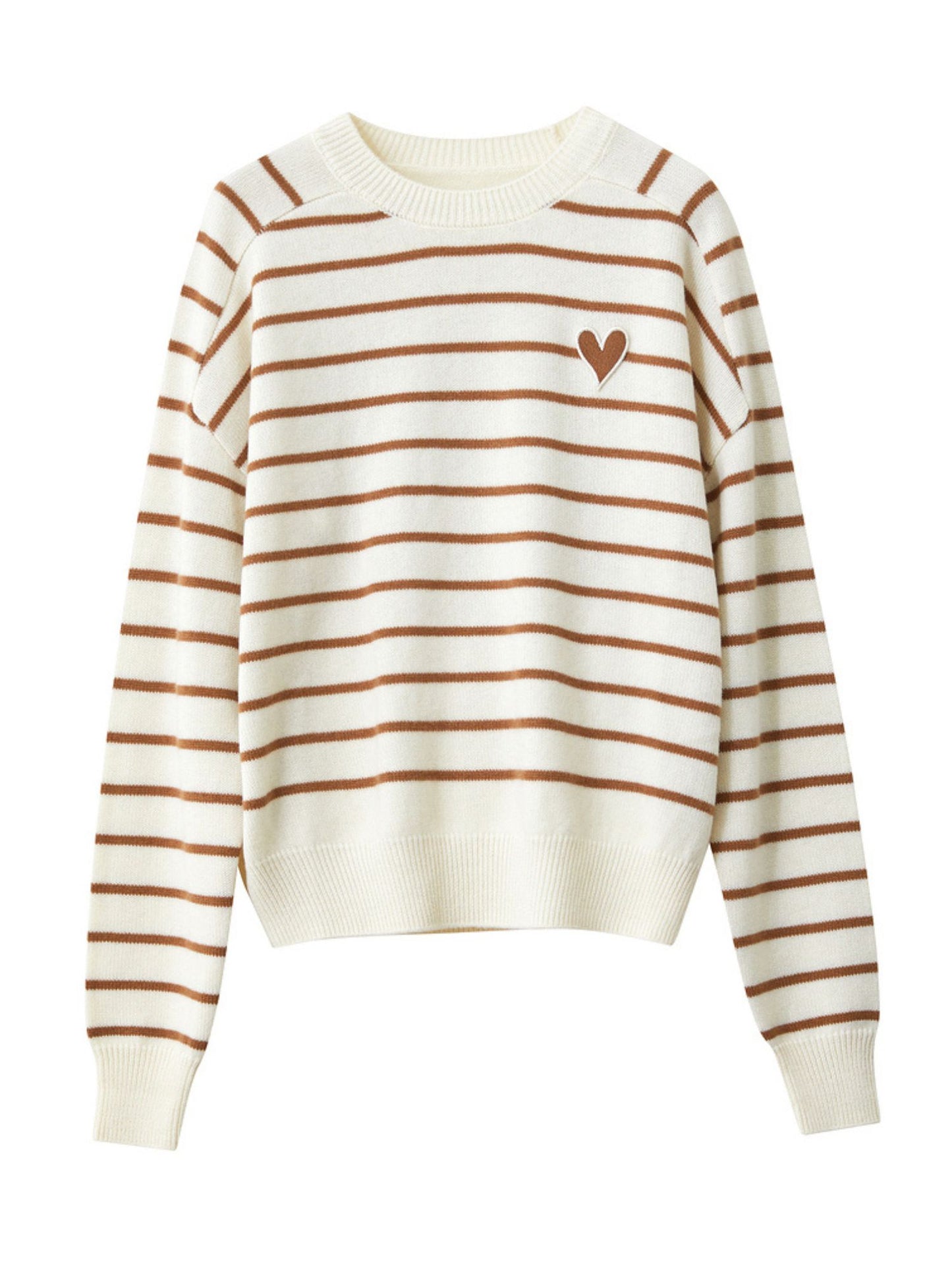 Beige og hvid stribet sweater lagt fladt med brunt hjerteprint.