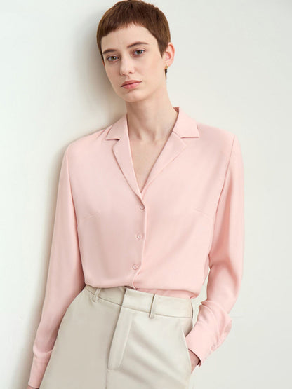 Skrå vinkel af lys rosa skjorte med løs pasform og åben krave.