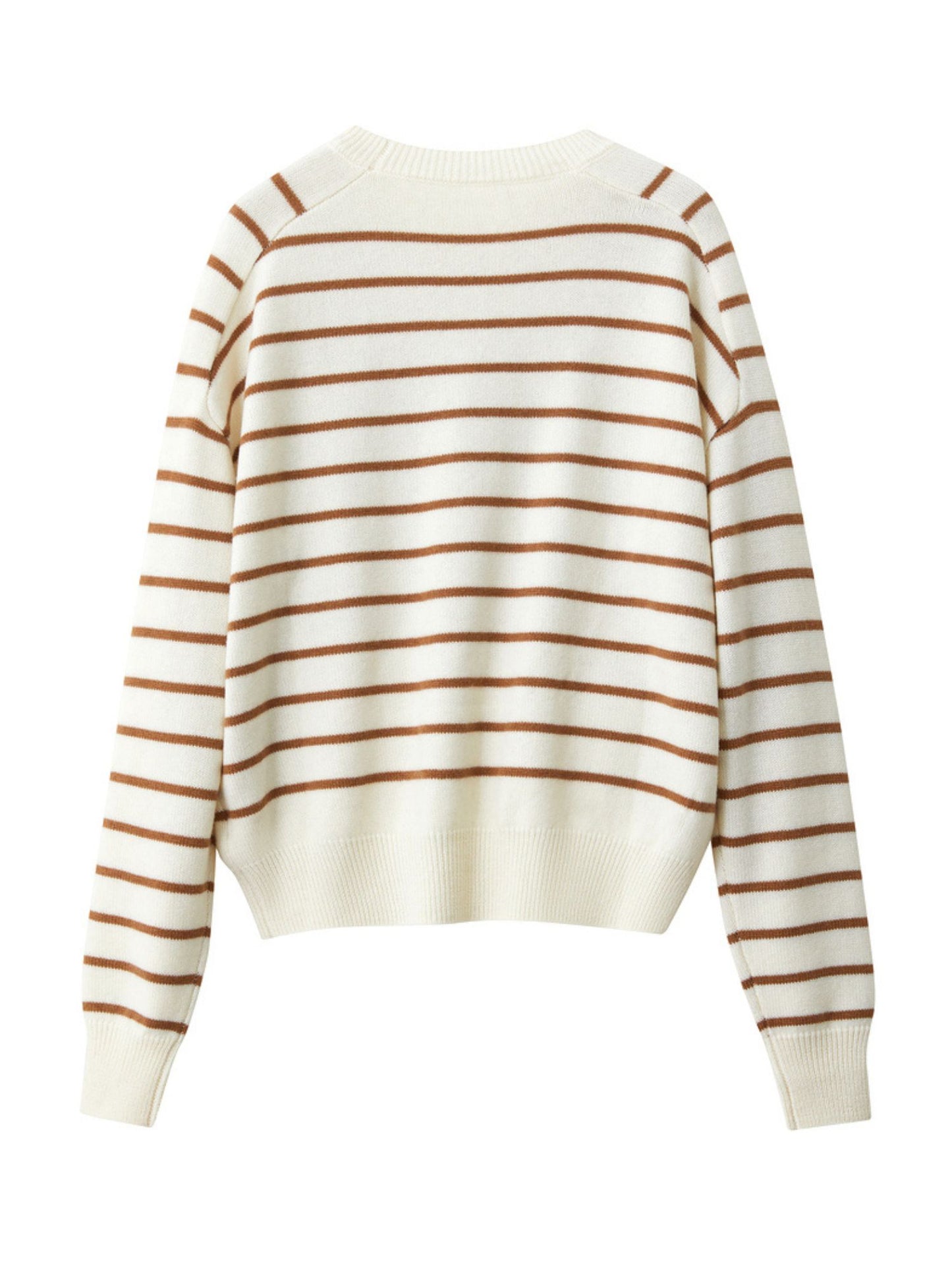 Sort og hvid stribet sweater lagt fladt med mørkeblåt hjerte på brystet.