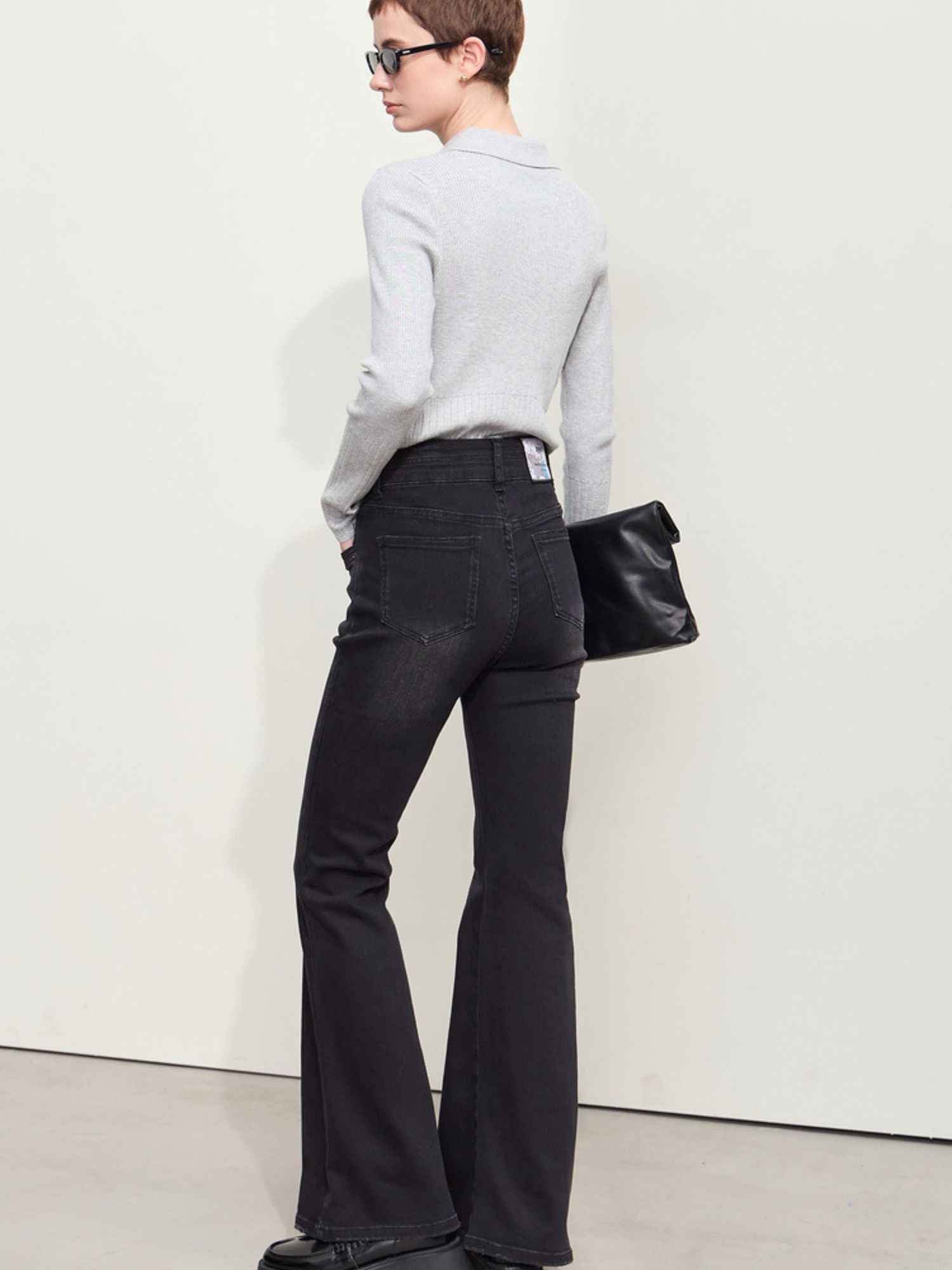 Nærbillede af baglomme på blå jeans med mærkelabel.