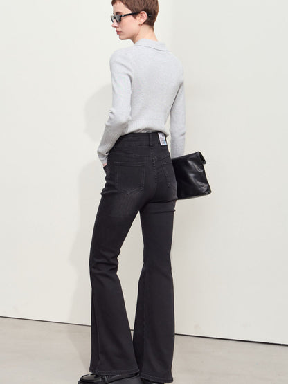 Nærbillede af baglomme på blå jeans med mærkelabel.