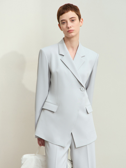 Model iført lyseblå blazer med klassisk snit og matchende bukser.