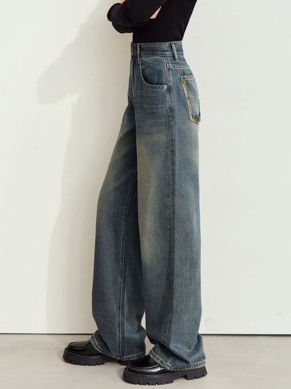 Sidevisning af jeans med høj talje og lige ben.