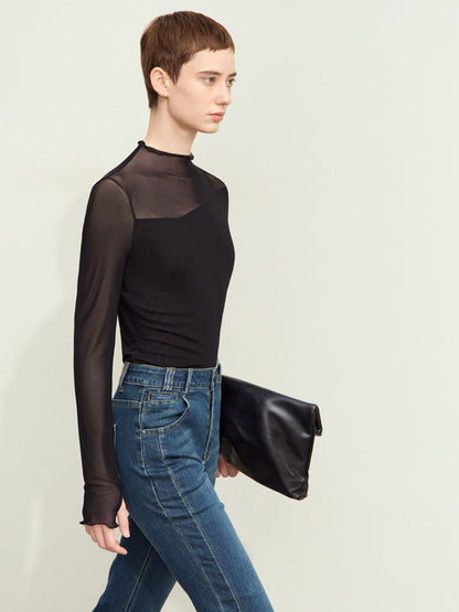 Sidevisning af sort mesh-bluse med lange ærmer og tætsiddende pasform.