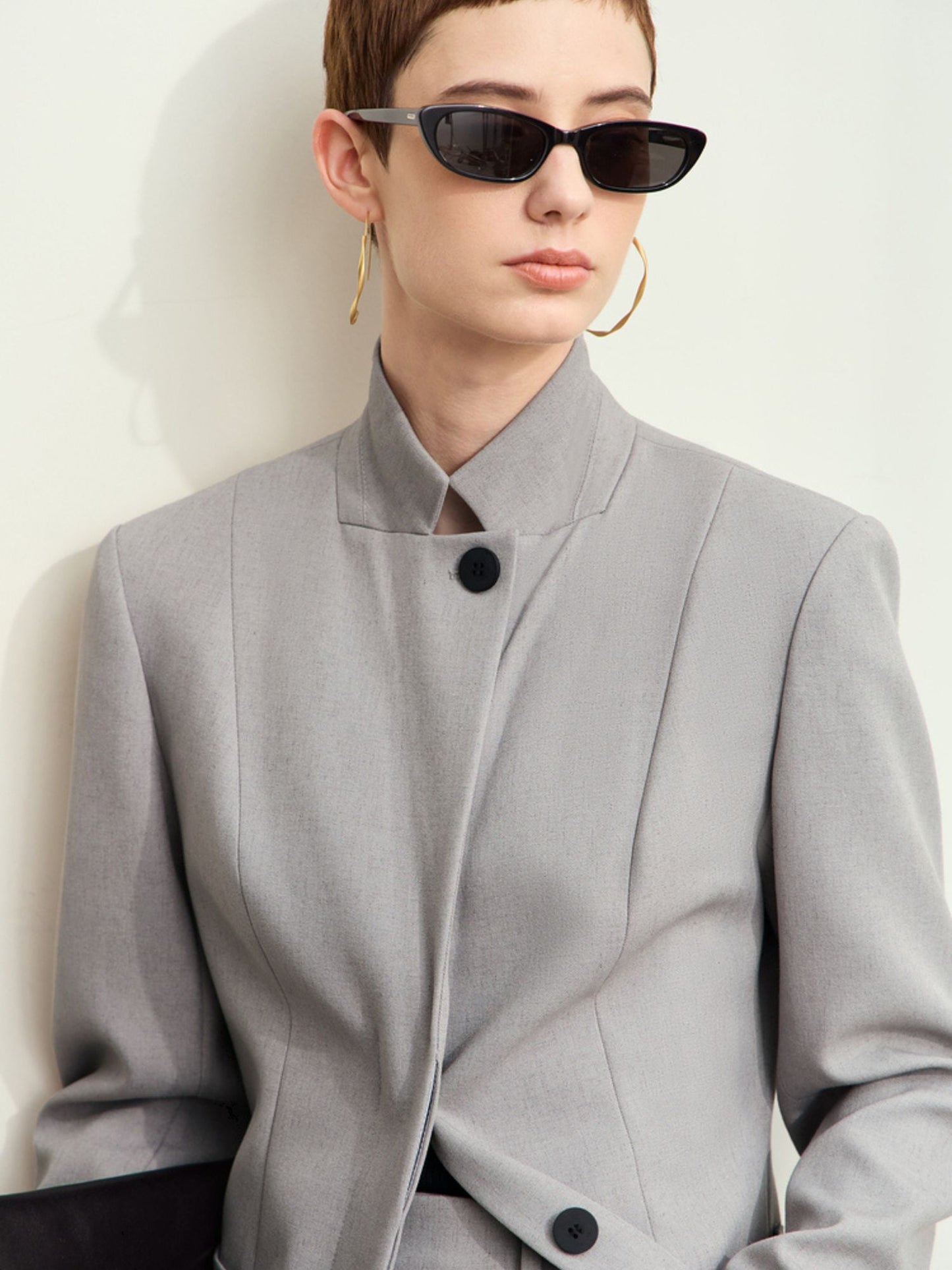 Nærbillede af blazerens front med lukket ståkrave.