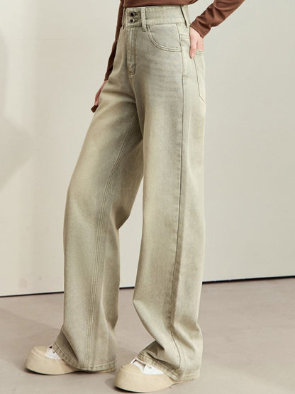 Jeans med brede ben og synlige sømme, vist fra skrå vinkel.