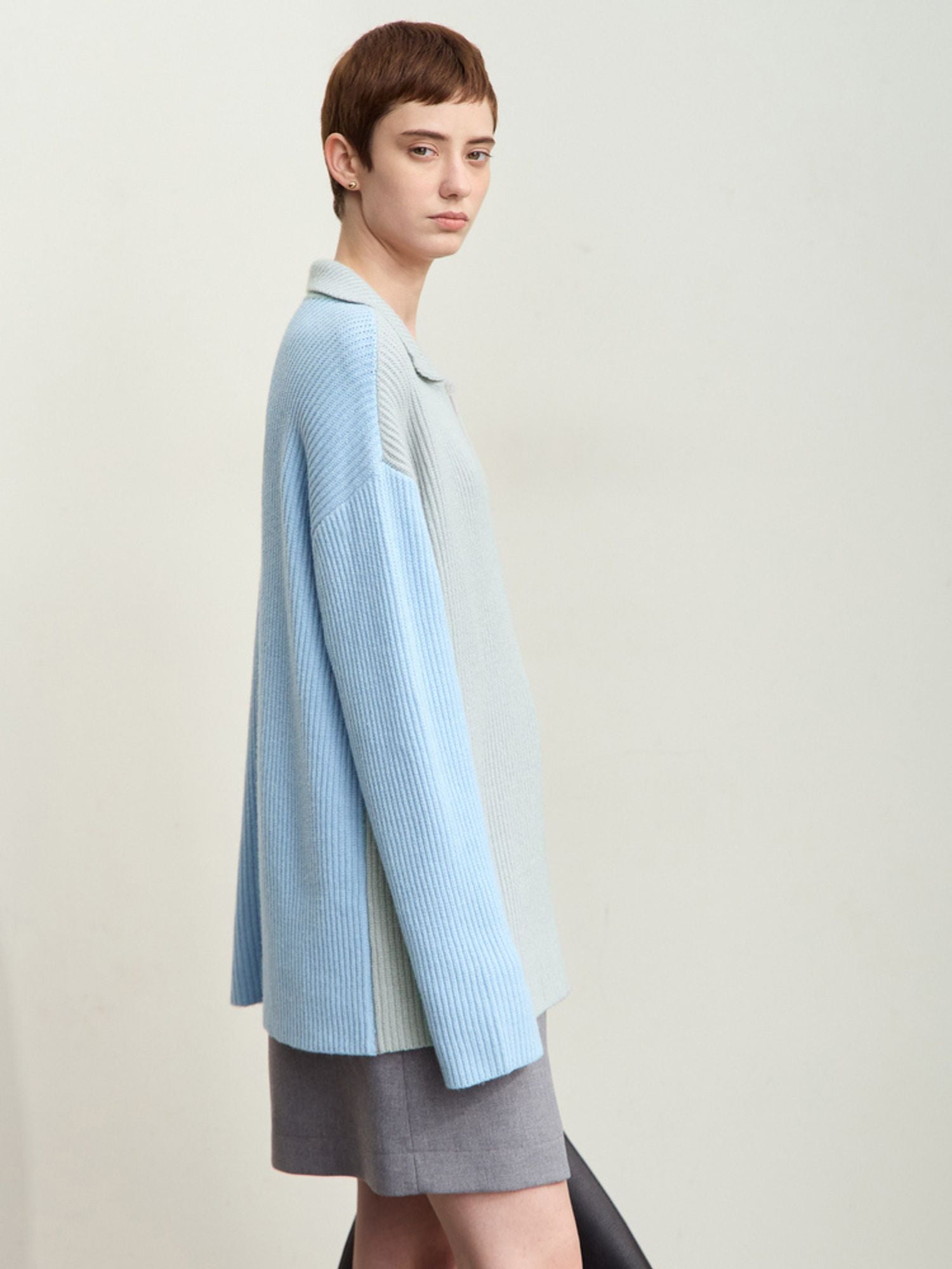 Lyseblå striktrøje båret som kjole med løs pasform og lange ærmer.