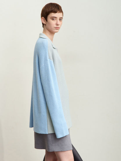 Lyseblå striktrøje båret som kjole med løs pasform og lange ærmer.