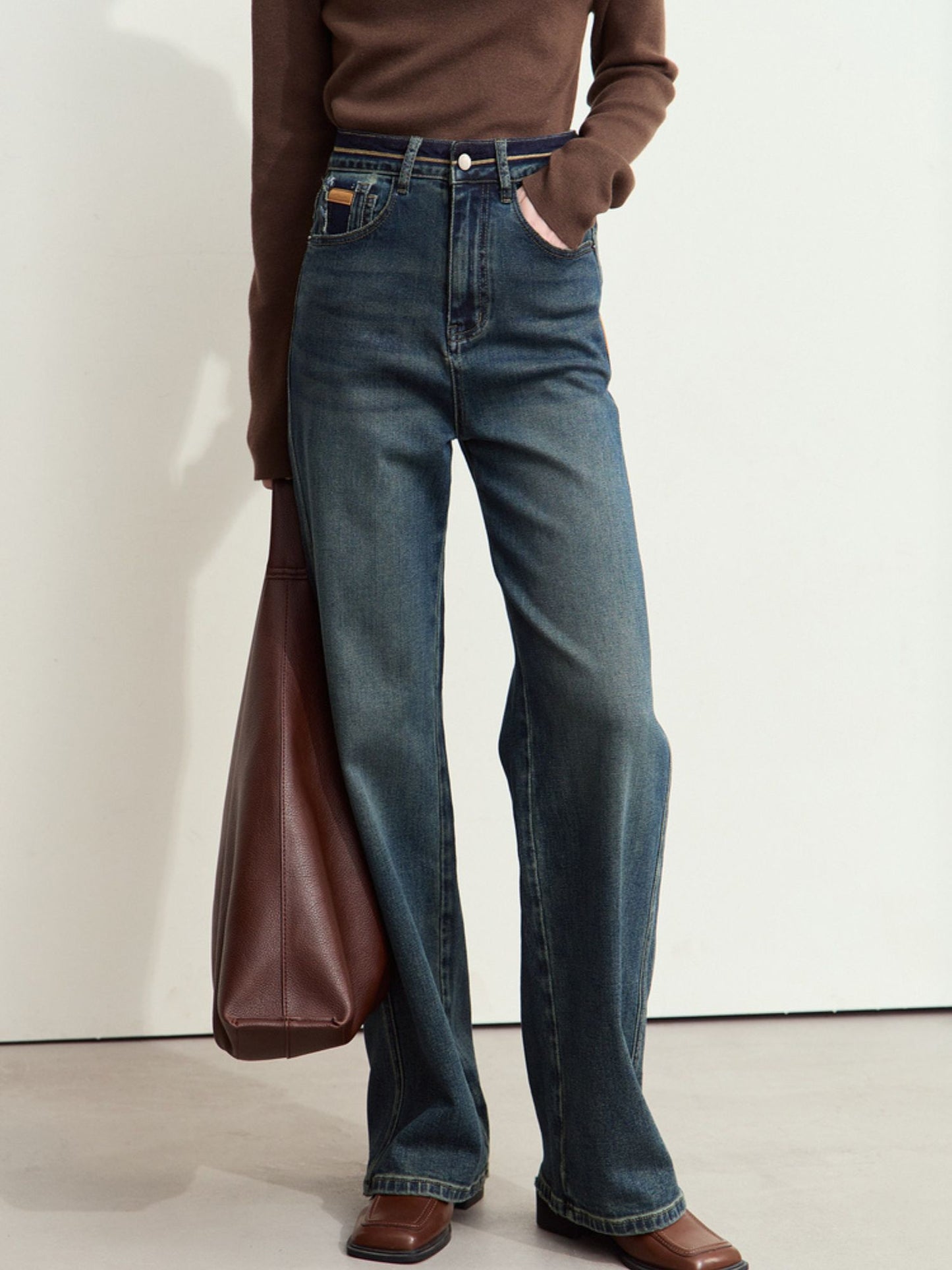 Jeans vist forfra med tydelige syninger og klassisk pasform.