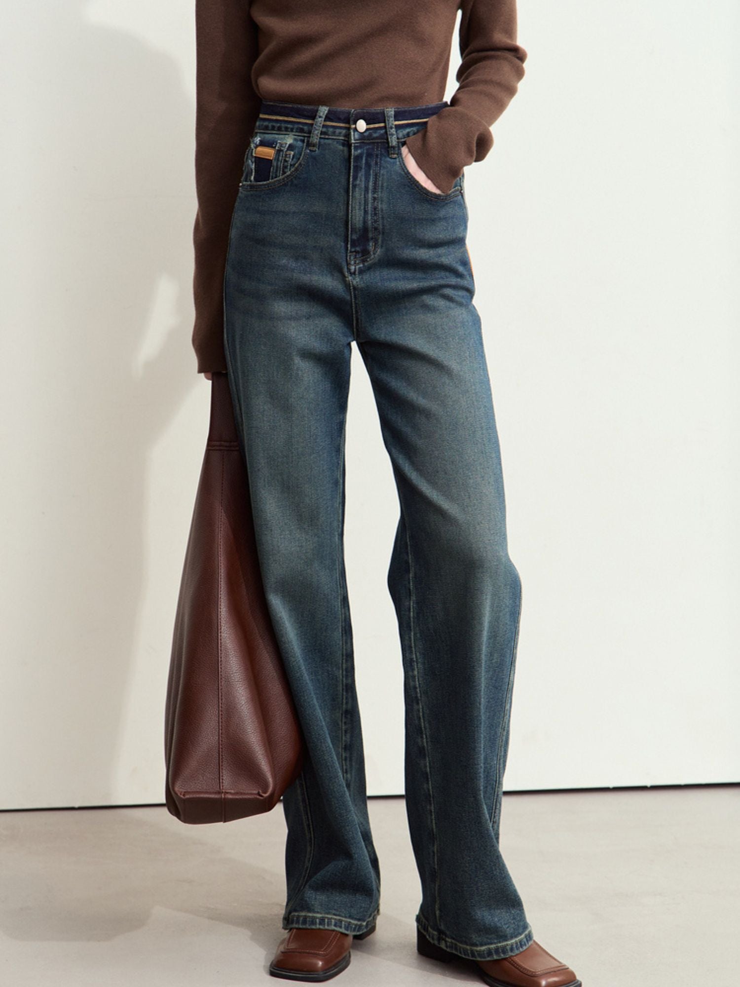 Jeans vist forfra med tydelige syninger og klassisk pasform.