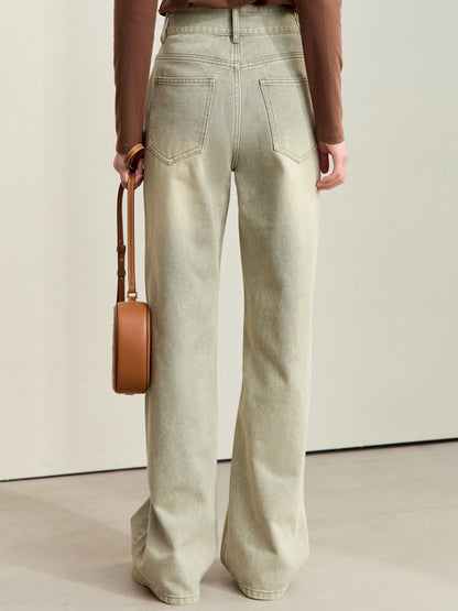 Nærbillede af forlommer og struktur i stoffet på jeans.