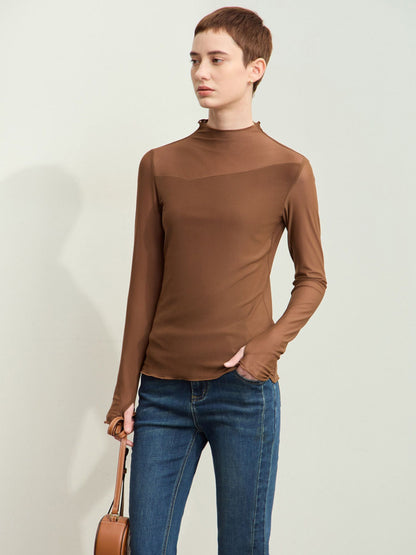 Frontvisning af brun bluse med tætsiddende snit og lange ærmer.