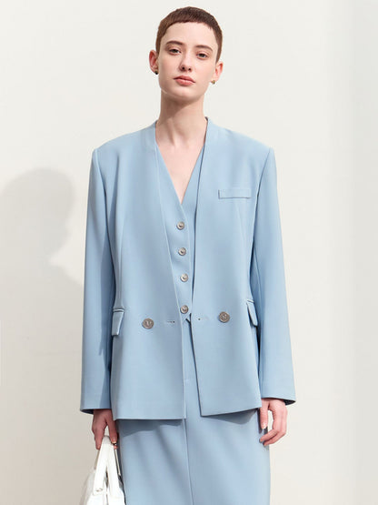 Frontvisning af lyseblå blazer med klassisk revers og pasform.