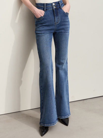 Blå jeans forfra, viser benlængde og pasform i lårene.