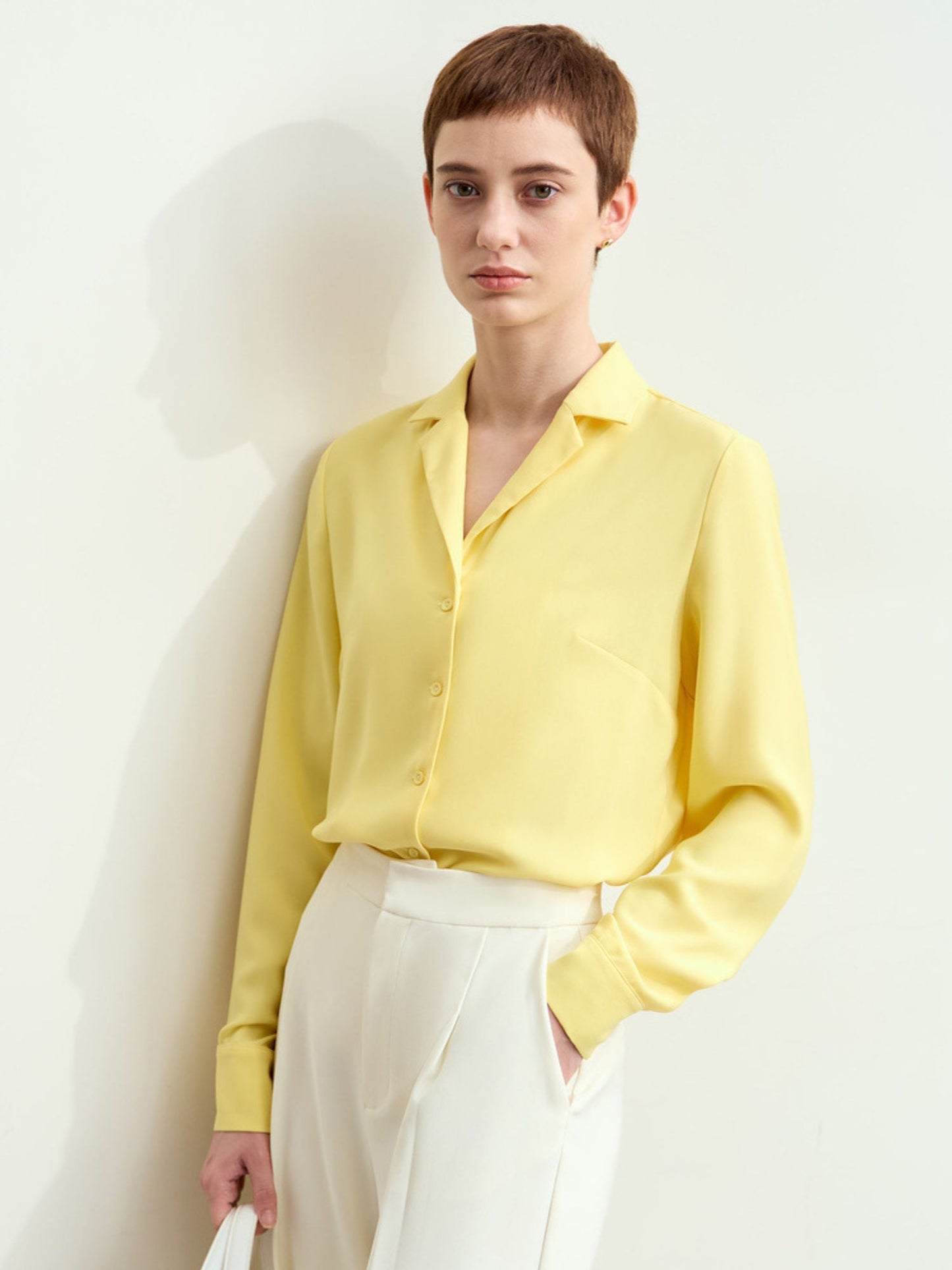 Sidevinkel af rød-orange skjorte i bevægelse, viser ærme og fald.