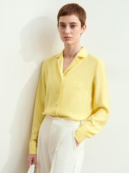 Sidevinkel af rød-orange skjorte i bevægelse, viser ærme og fald.