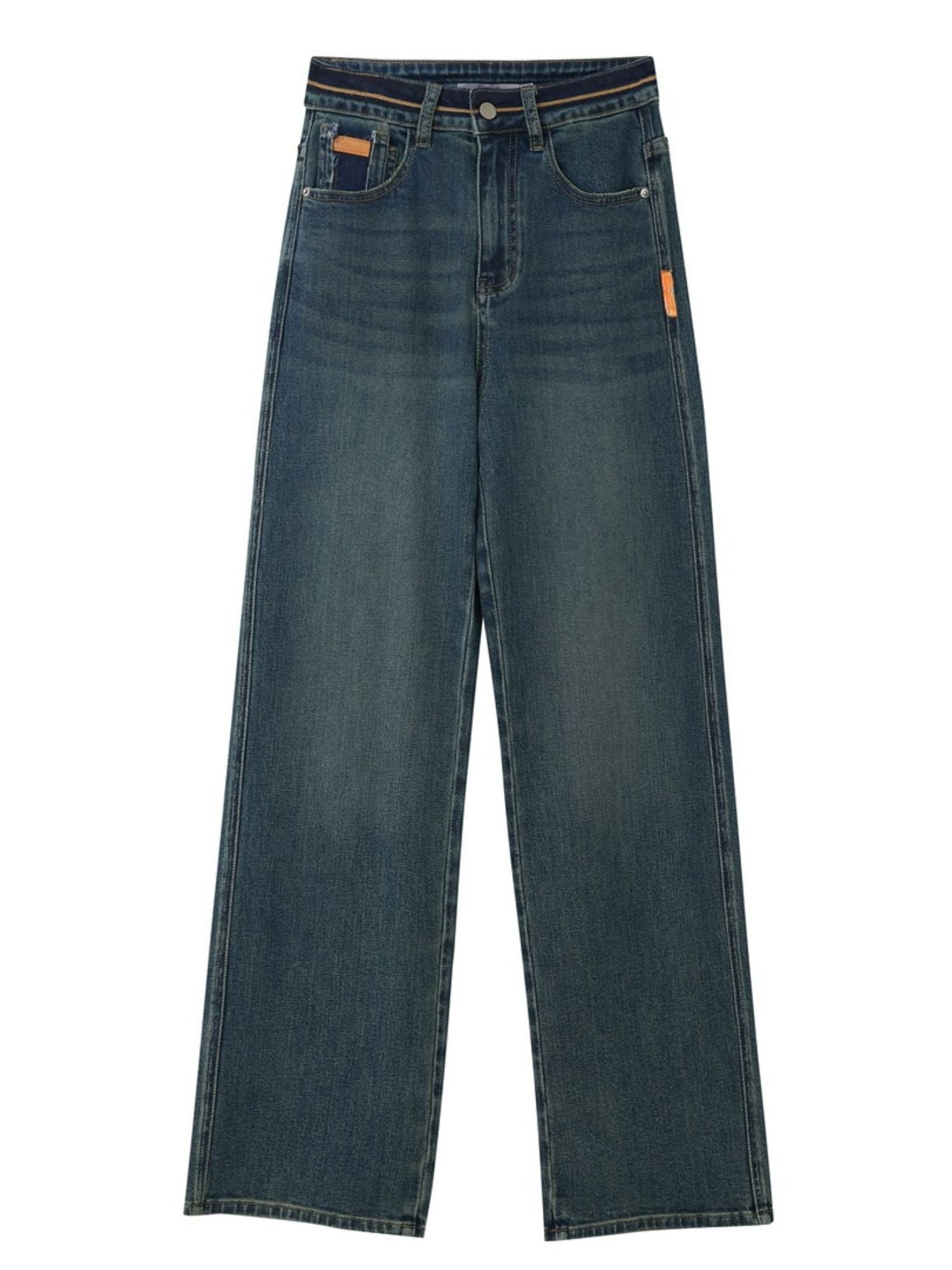 Produktbillede af jeans fladt lagt på mørk baggrund.