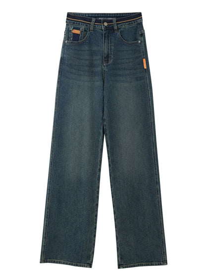 Produktbillede af jeans fladt lagt på mørk baggrund.