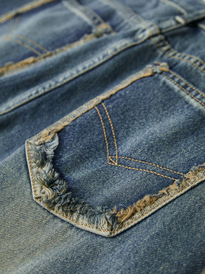 Nærbillede af baglomme med vaskede effekter og syninger.