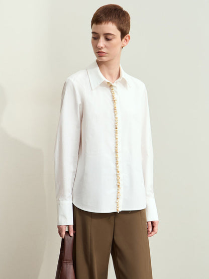 Hvid skjorte med klassisk krave og lange ærmer, model står frontalt.