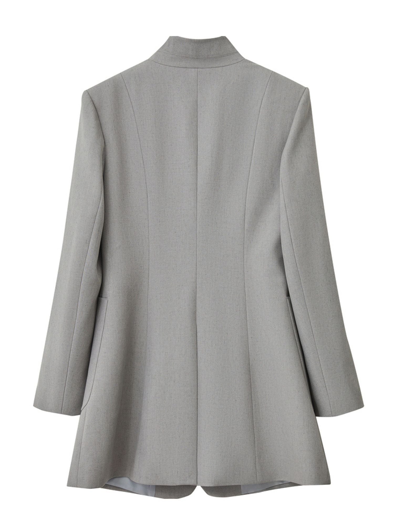 Bagvisning af blazer med let vidde og markeret talje.