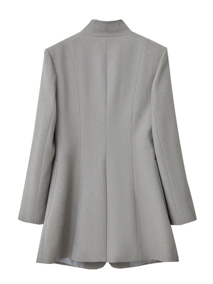 Bagvisning af blazer med let vidde og markeret talje.