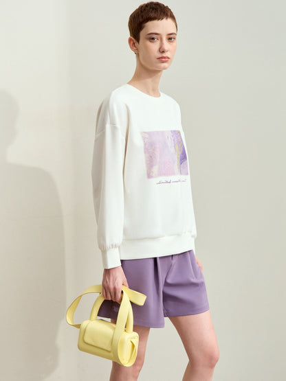 Produktbillede af hvid sweatshirt med print, vist fladt.